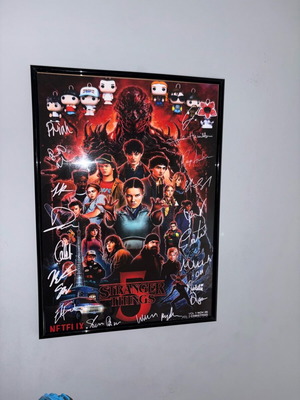 Stranger Things Season 5 Poster με υπογραφές και προσαρμοσμένες φιγούρες Kinder Joy, καινούργιο