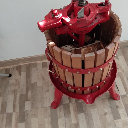 Grape press Fratelli with chestnut wood like new