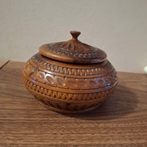 Woodcarving decorative vintage 80s like new with lid