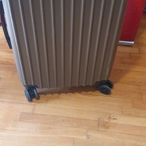 Suitcase used with 4 wheels in good condition