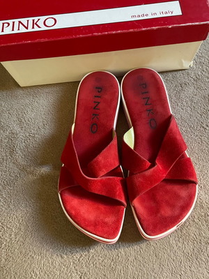 Pinko Σαγιονάρες Πέδιλα Suede νούμερο 37 σε κόκκινο χρώμα, αφόρετα