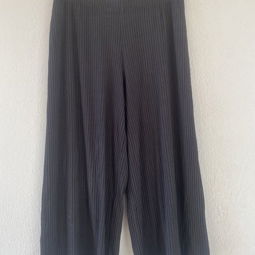 Stradivarius ribbed black cropped pants like new, medium size