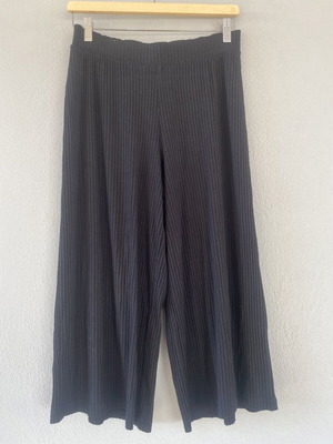 Stradivarius ribbed black cropped pants like new, medium size