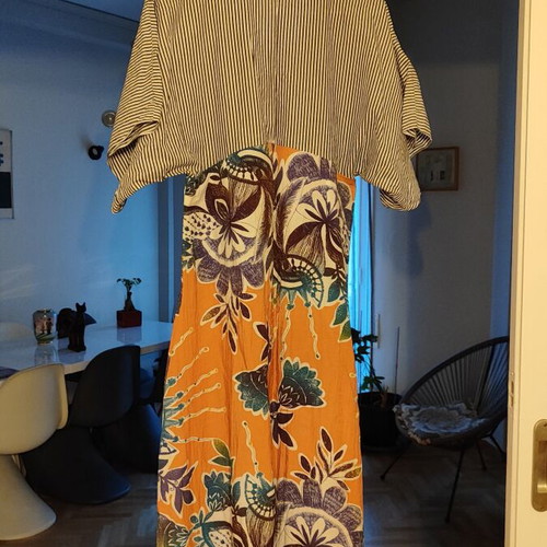 Dress striped top floral bottom V-neck short wide sleeve like new, size S/M