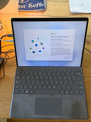 Microsoft Surface Pro 9 13" tablet μεταχειρισμένο, 16GB, 1TB, i7-1255U, Win11 Home, με πληκτρολόγιο και docking station