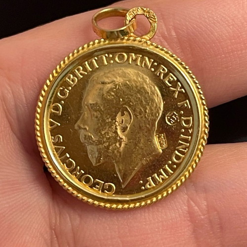 Gold Sovereign gold coin new with frem for necklace