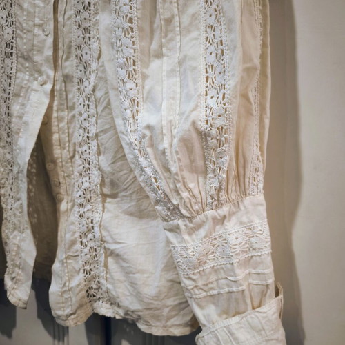 Laura Ashley vintage blouse 1970, cotton with lace, mother of pearl buttons