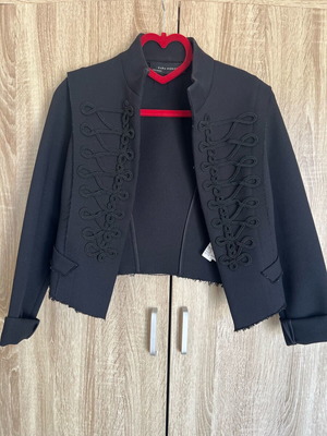 Zara crop jacket black like new with front design
