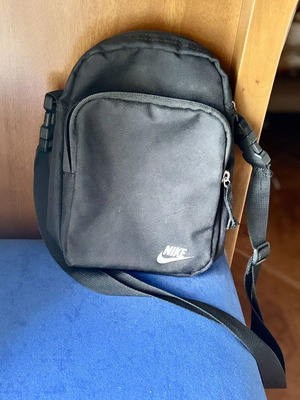 Τσαντάκι μικρό μαύρο Nike σαν καινούργιο