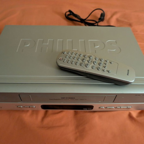 Philips VR550 VCR used, non-working for parts with remote