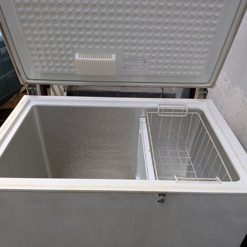Καταψύκτης μπαούλο Bosch 265 λίτρα μεταχειρισμένος με εσωτερικό φωτισμό και καλάθι