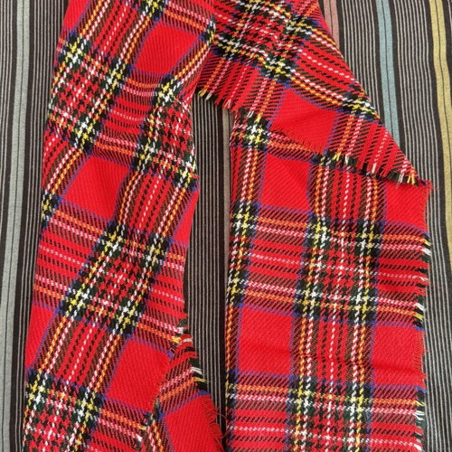 Scarf 25x132 like new