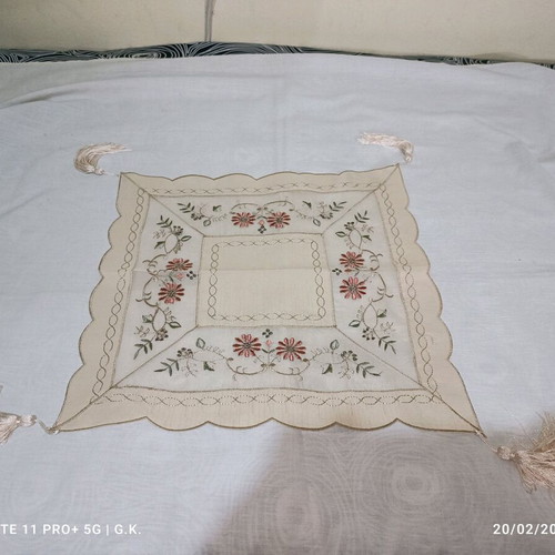 Set of embroidered decorative pieces like new, 1 rectangular and 2 squares