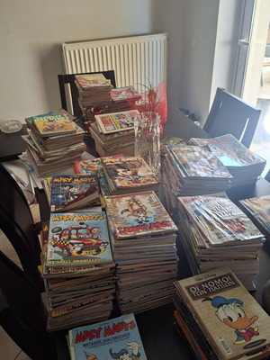 Disney Greek comics collection used, 424 issues including Mickey Mouse and Donald