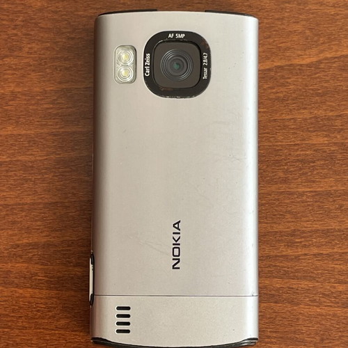 Nokia 6700s phone used with metal body and original battery