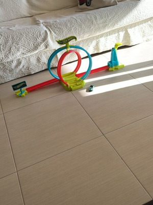 Hot Wheels μεγάλη πίστα με εκτοξευτήρα και δύο λούπες