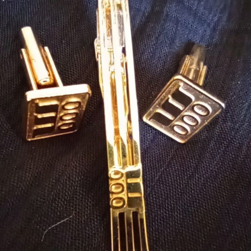 Vintage gold tie clip and cufflinks set with geometric design, like new