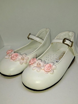 White girls' shoes with flowers size 23 like new