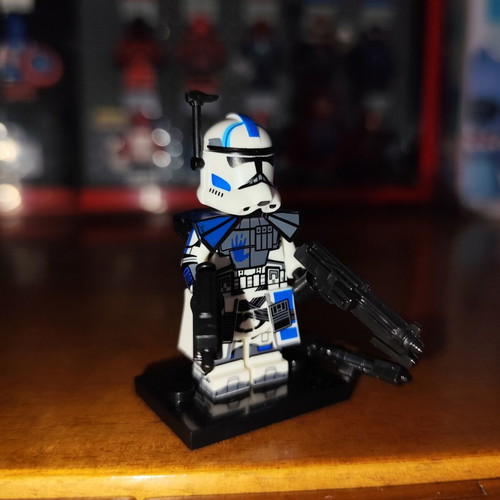 Echo Clone Trooper Lego minifigure with accessories