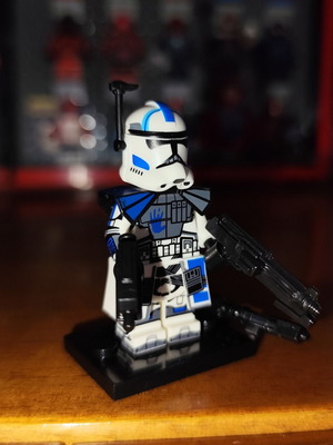 Echo Clone Trooper Lego minifigure with accessories