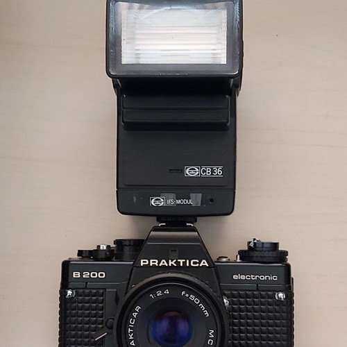 Praktica B200 ηλεκτρονική φωτογραφική μηχανή 35mm με φακό Pentacon 50mm MC μεταχειρισμένη