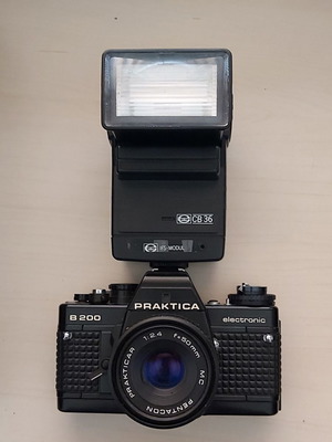 Praktica B200 Electronic 35mm SLR camera with Pentacon 1:2:4 f=50mm MC lens and Elite CB36 IFS-Modul flash used