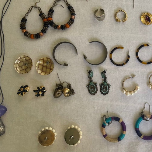 Set of vintage jewelry used