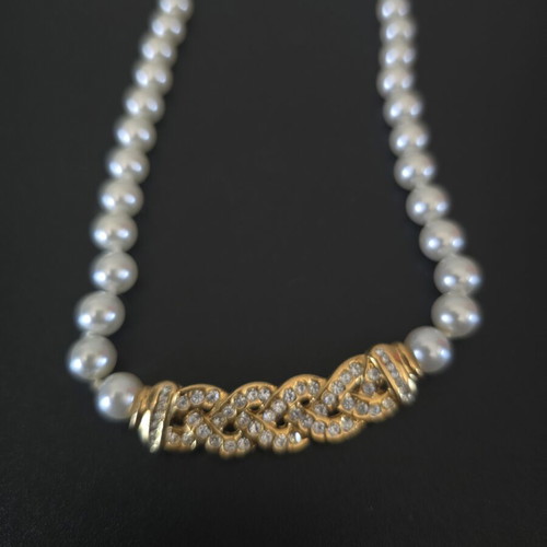 Women's pearl necklace with gold clasp and diamonds
