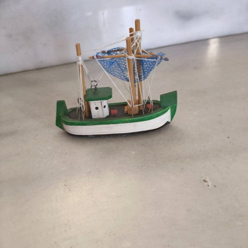 Handmade boat used, dimensions 9x3 cm, height 7 cm