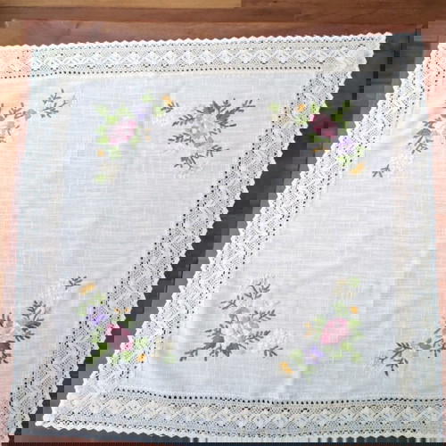 Υφαντό τραπεζοκαρέ μεταχειρισμένο με κέντημα λουλούδια 0,80x0,80