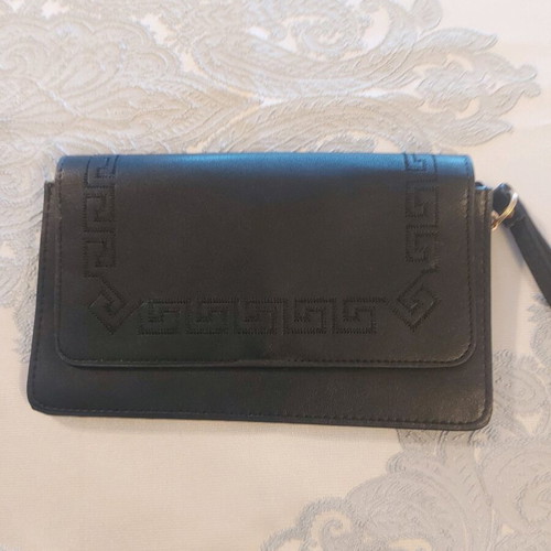 Women's wallet like new with discreet meander design black