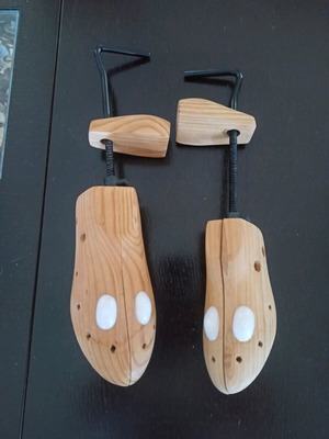 Σετ 2 ξύλινα ρυθμιζόμενα καλαπόδια μεταχειρισμένα, δύο μεγέθη