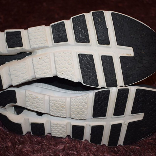 On Cloudrunner Men Size 42 used black and white sports shoes
