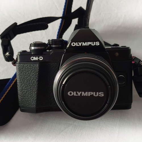 Olympus OM-D E-M10 Mark II mirrorless camera like new