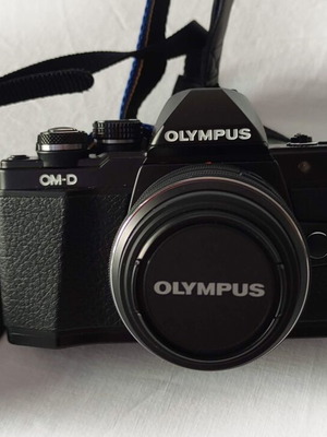 Olympus OM-D E-M10 Mark II mirrorless camera like new
