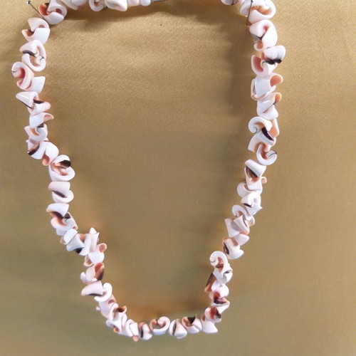 Short necklace with chopped shells used, summer style from the 70s