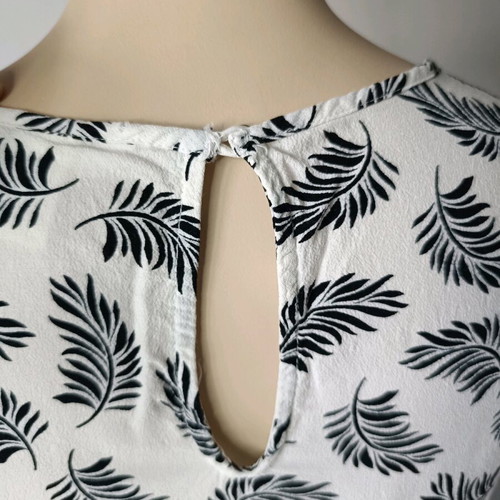 H&M Women's Short-Sleeve Blouse White with Black Floral Pattern Size XS