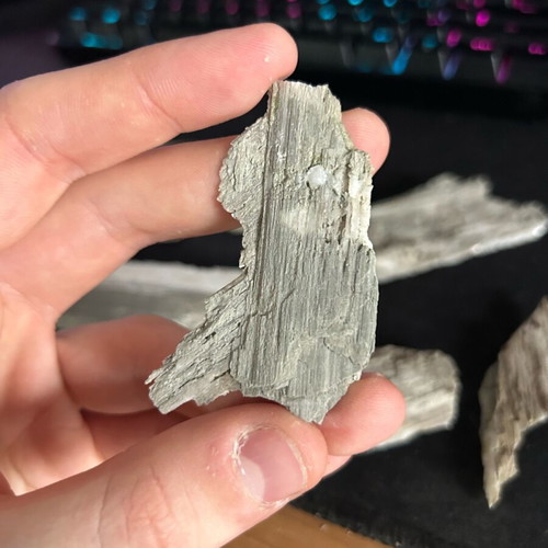 Gypsum crystals with bentonite inclusions from Patra, new