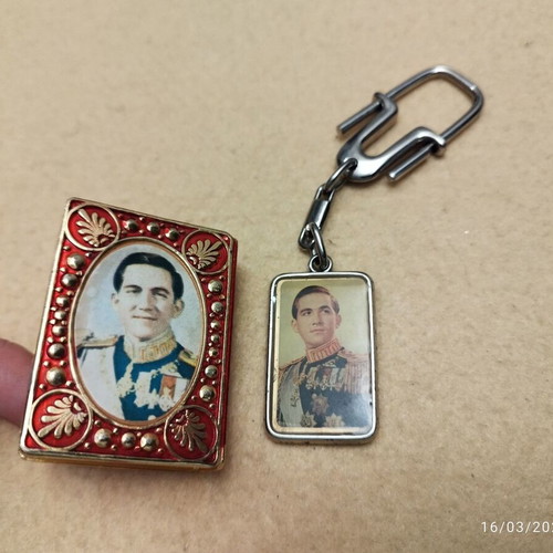 Royal keychain and matchbox case like new with the Royal couple