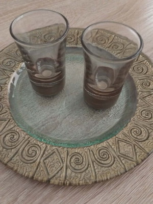 Set of 2 glasses with glass tray like new