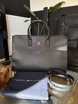 Tommy Hilfiger μαύρη τσάντα χειρός AW0AW18418
