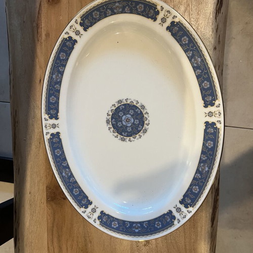 Porcelain dinnerware set with gold trim new, elegant