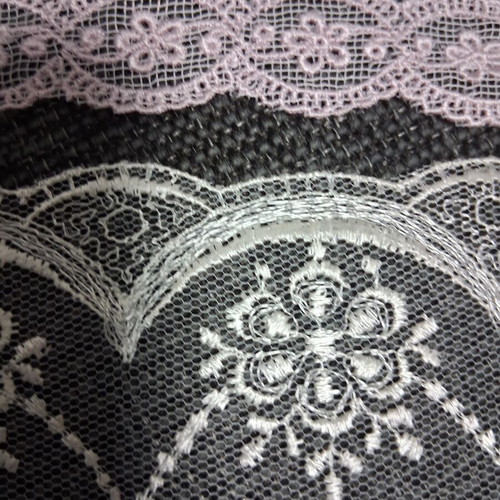 Machine lace set like new, mixed lengths and colors