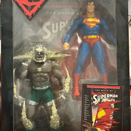 Superman vs Doomsday figures collector's edition like new with comic