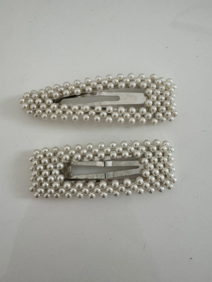 Hair clips with white pearls Stradivarius used