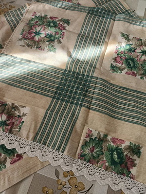 Set of 2 floral doilies like new, one with lace