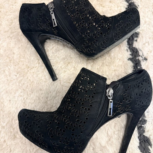 Schutz ankle boots with zipper and perforated leather, like new, size 36