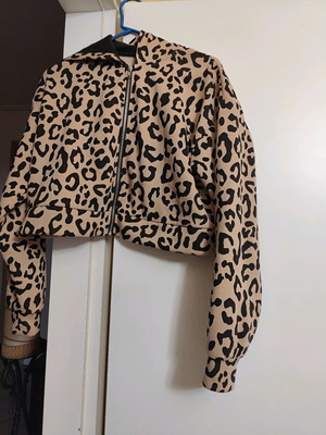 Bershka Cropped Leopard Hoodie like new, beige brown