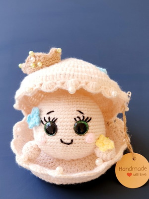 Amigurumi pearl doll Margaritarenia in handmade crochet shell