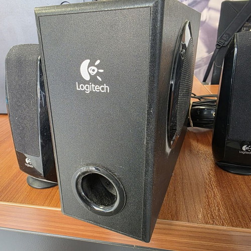 Logitech S-220 2.1 speaker system
